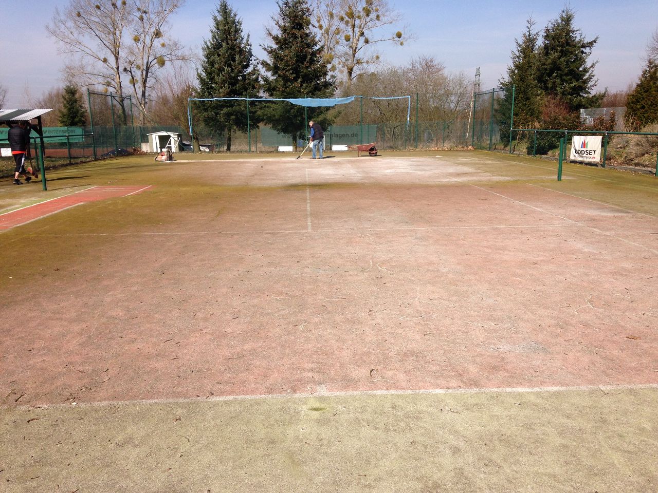 VORHER – NACHHER – Kunstrasenreinigung-Tennis.de